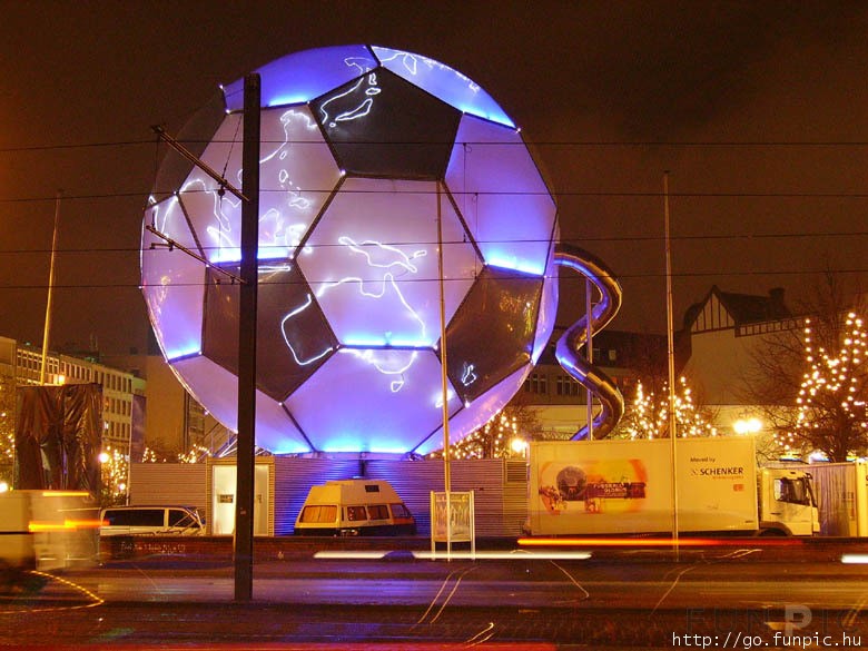 Den ball. The Globe Berliner.